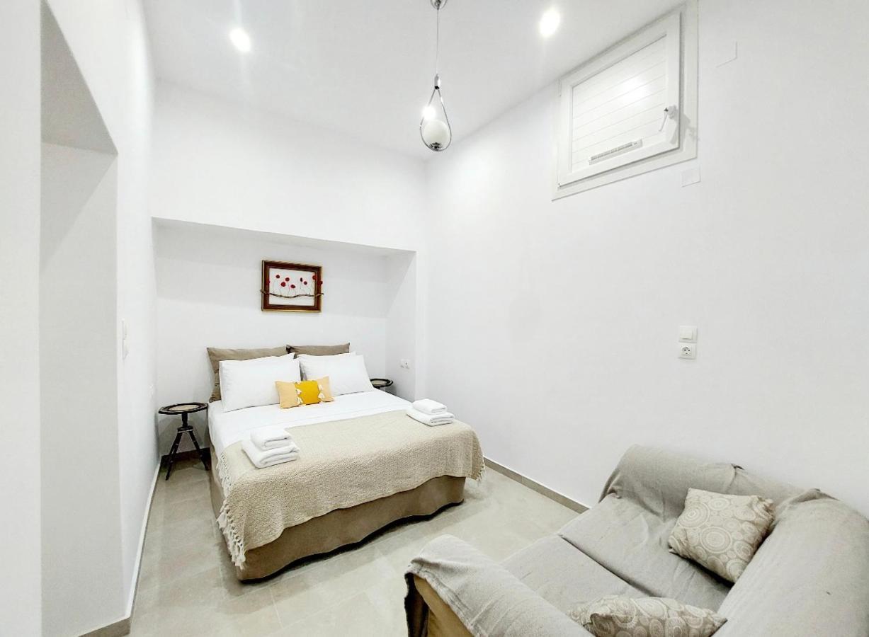 Lor Apparemment In Center Of Adamantas (Milos)