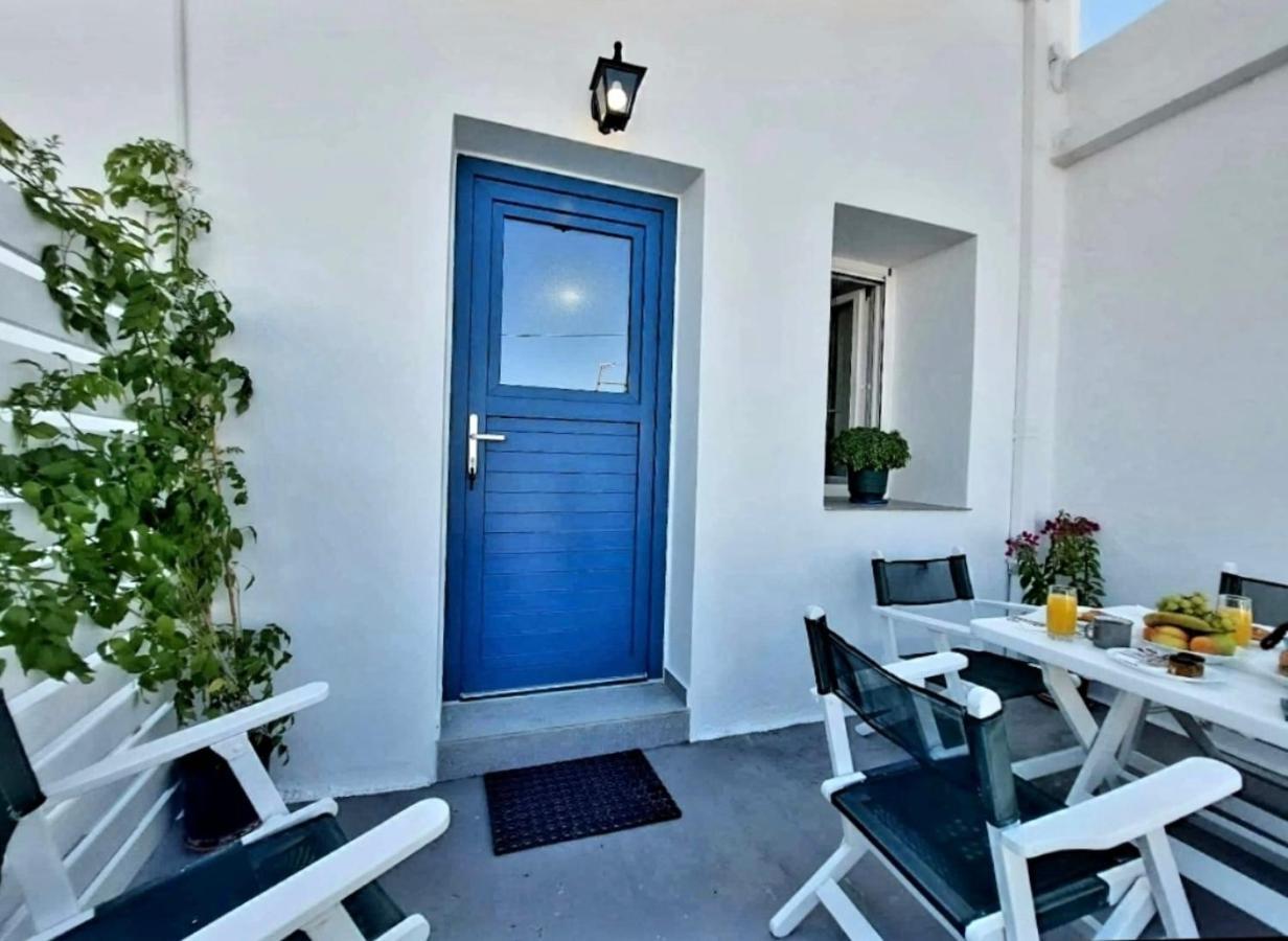 Lor Apparemment In Center Of * Adamantas (Milos)