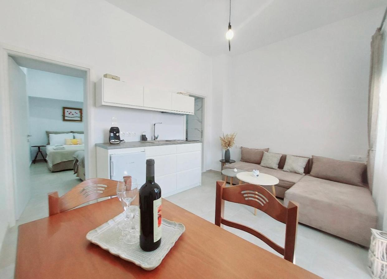 Lor Apparemment In Center Of * Adamantas (Milos)