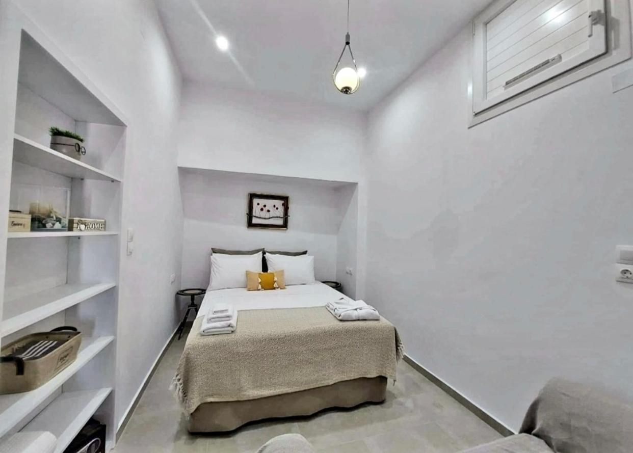 Lor Apparemment In Center Of Adamantas (Milos)