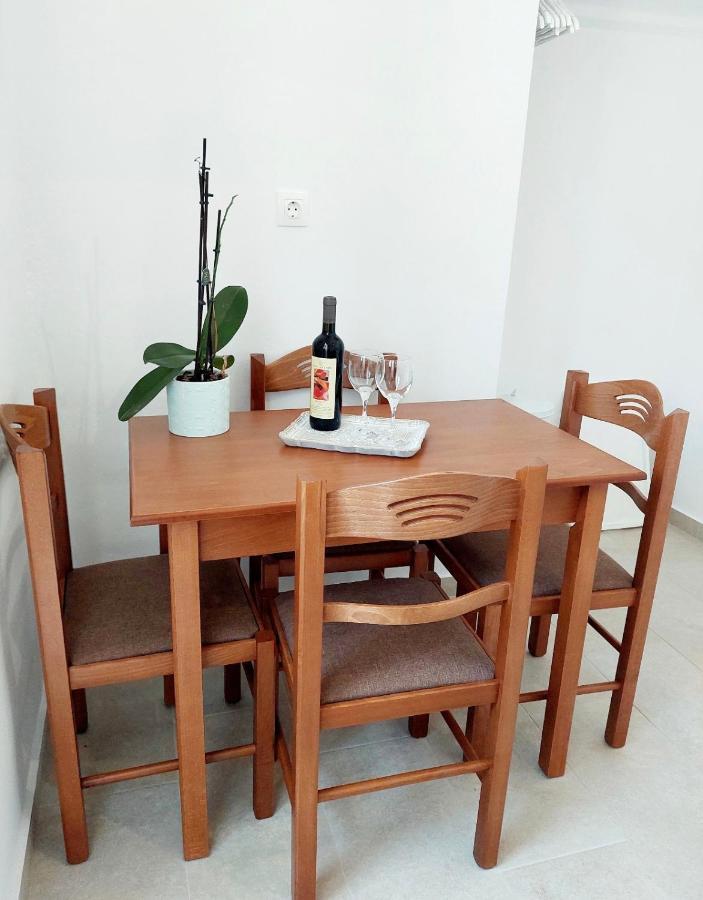 Lor Apparemment In Center Of Adamantas (Milos)